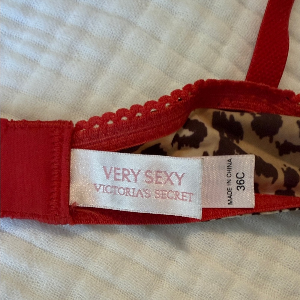 Victoria's Secret Red Leopard Lace Underwire Bra with Gold Hardware - Picture 4 of 5